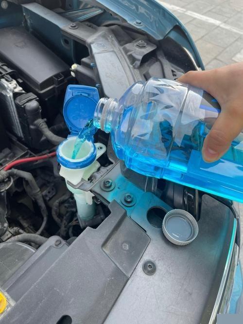 福特福睿斯玻璃水在哪里加,福睿斯怎么看玻璃水